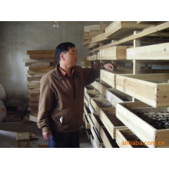养殖基地大量批发活体大麦虫，鸟鱼禽宠物蛋白饲料，量大从优。